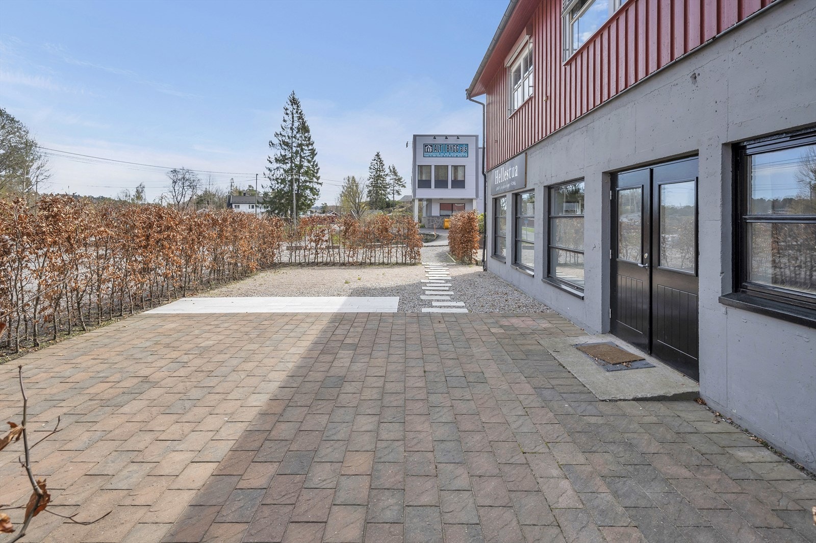 Rimelige lokale på Saltrød - stor parkering/uteområdet.