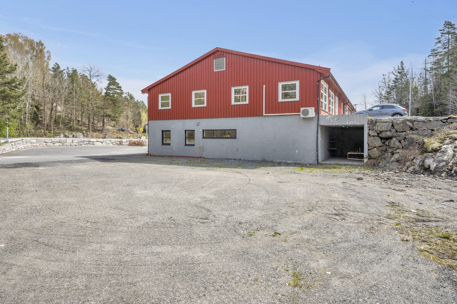 Rimelige lokale på Saltrød - stor parkering/uteområdet.