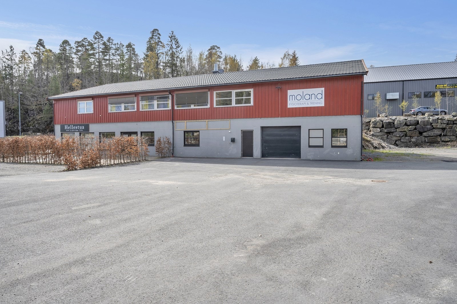 Rimelige lokale på Saltrød - stor parkering/uteområdet.