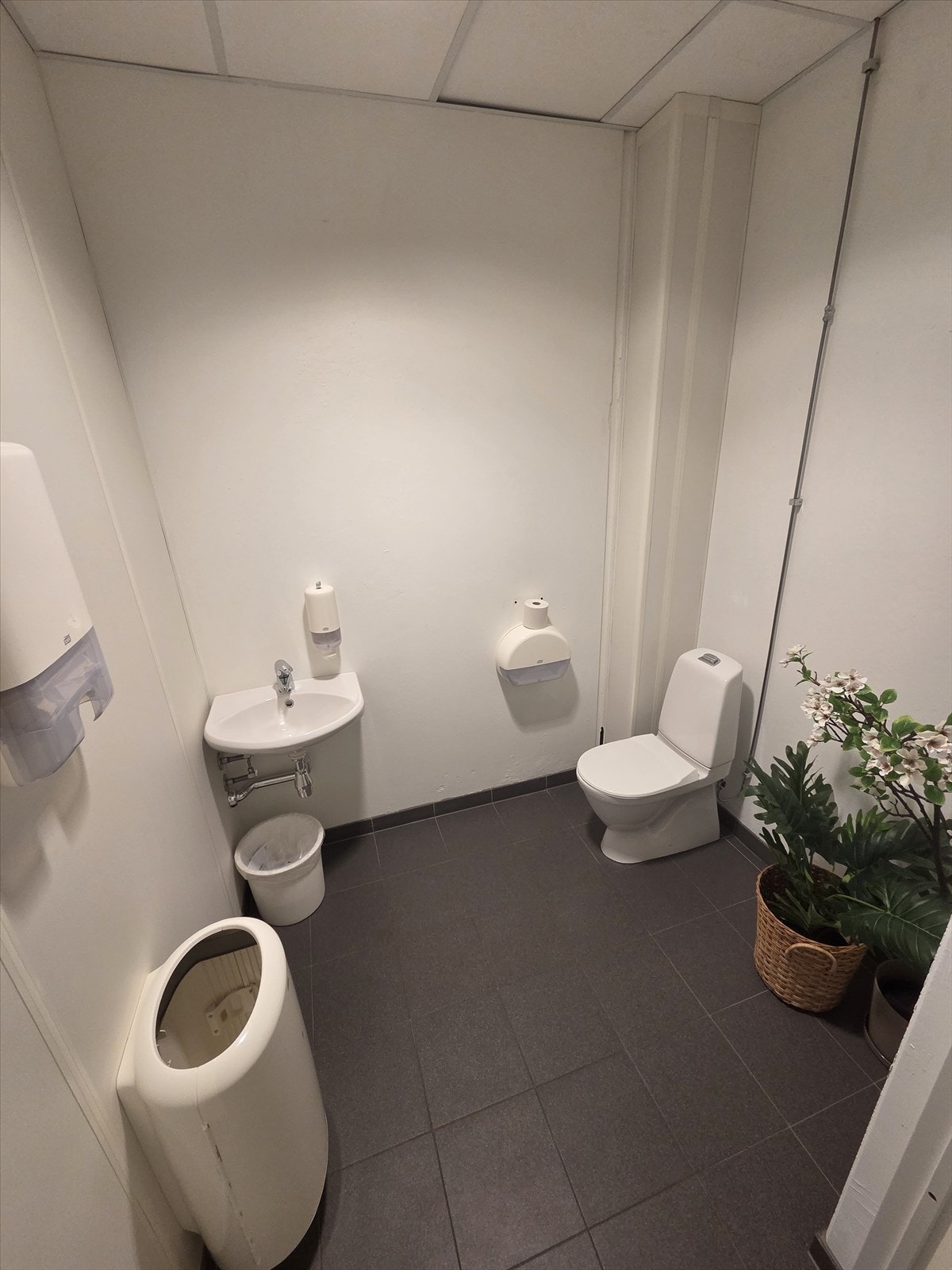 60 m2 BTA kontorlokale ledig for innflytting | Gunstig leie | Nær E-18 og godt med parkering