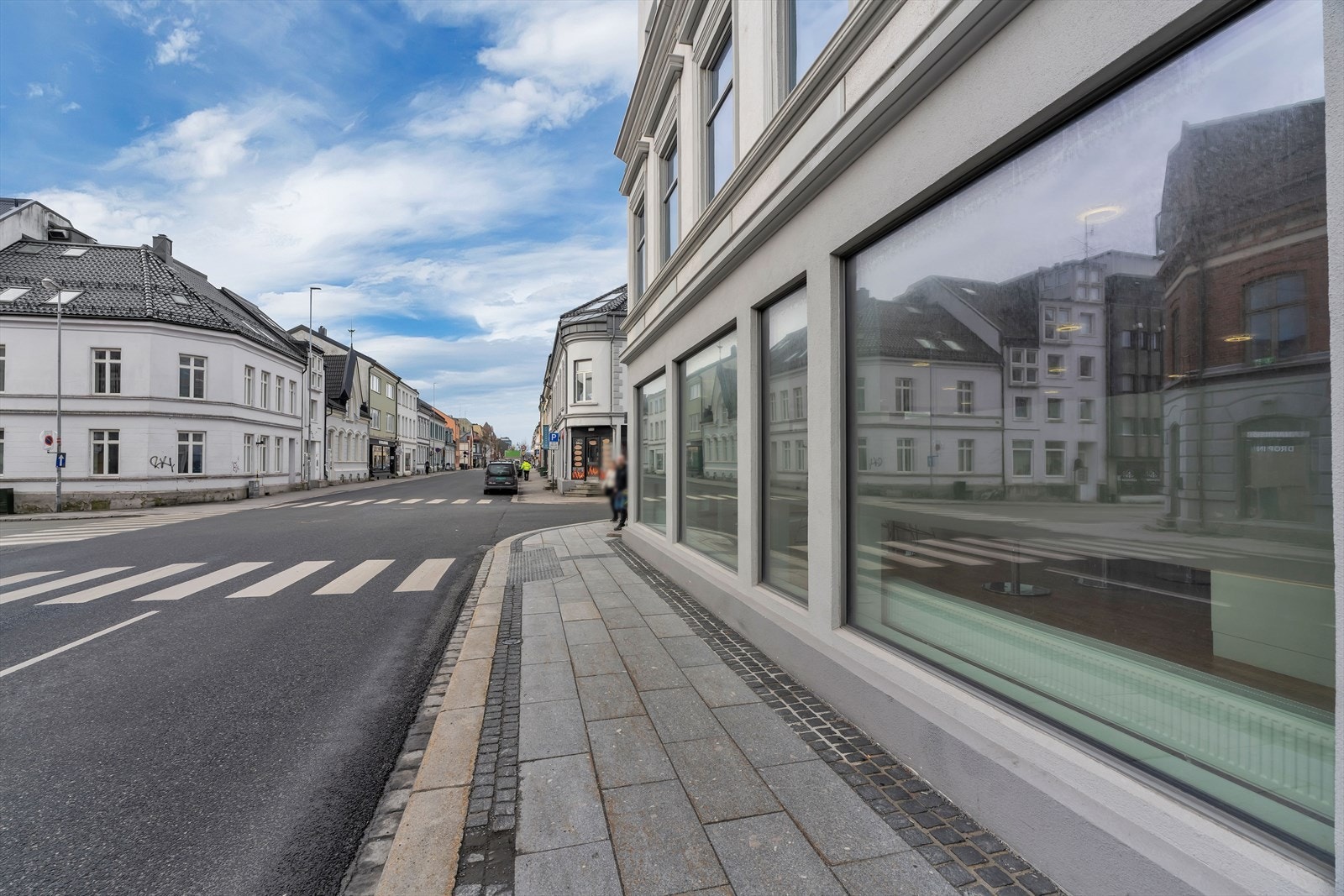 Butikk- eller serveringslokale i Dronningens gate. Attraktiv hjørnebeliggenhet!