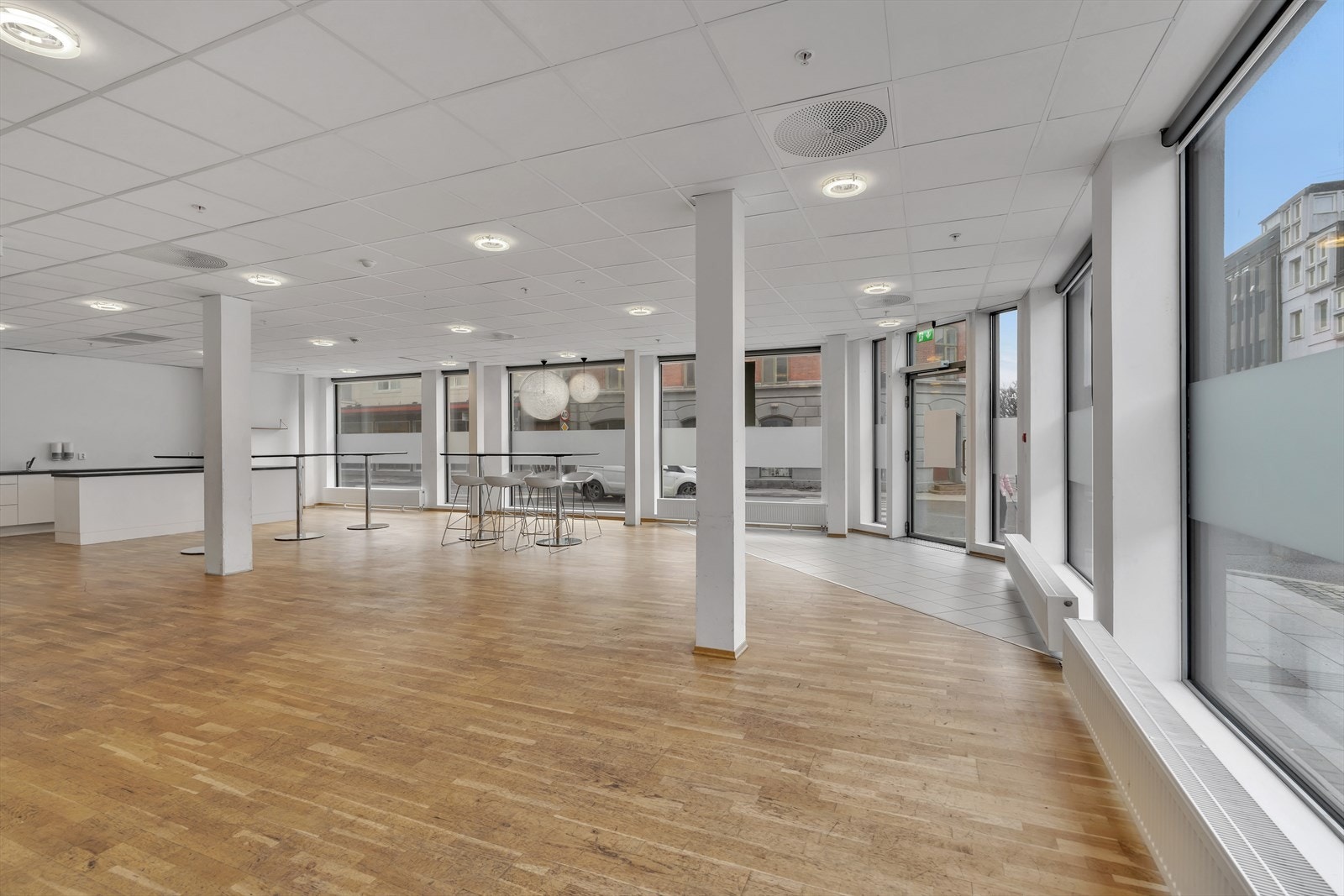 Butikk- eller serveringslokale i Dronningens gate. Attraktiv hjørnebeliggenhet!