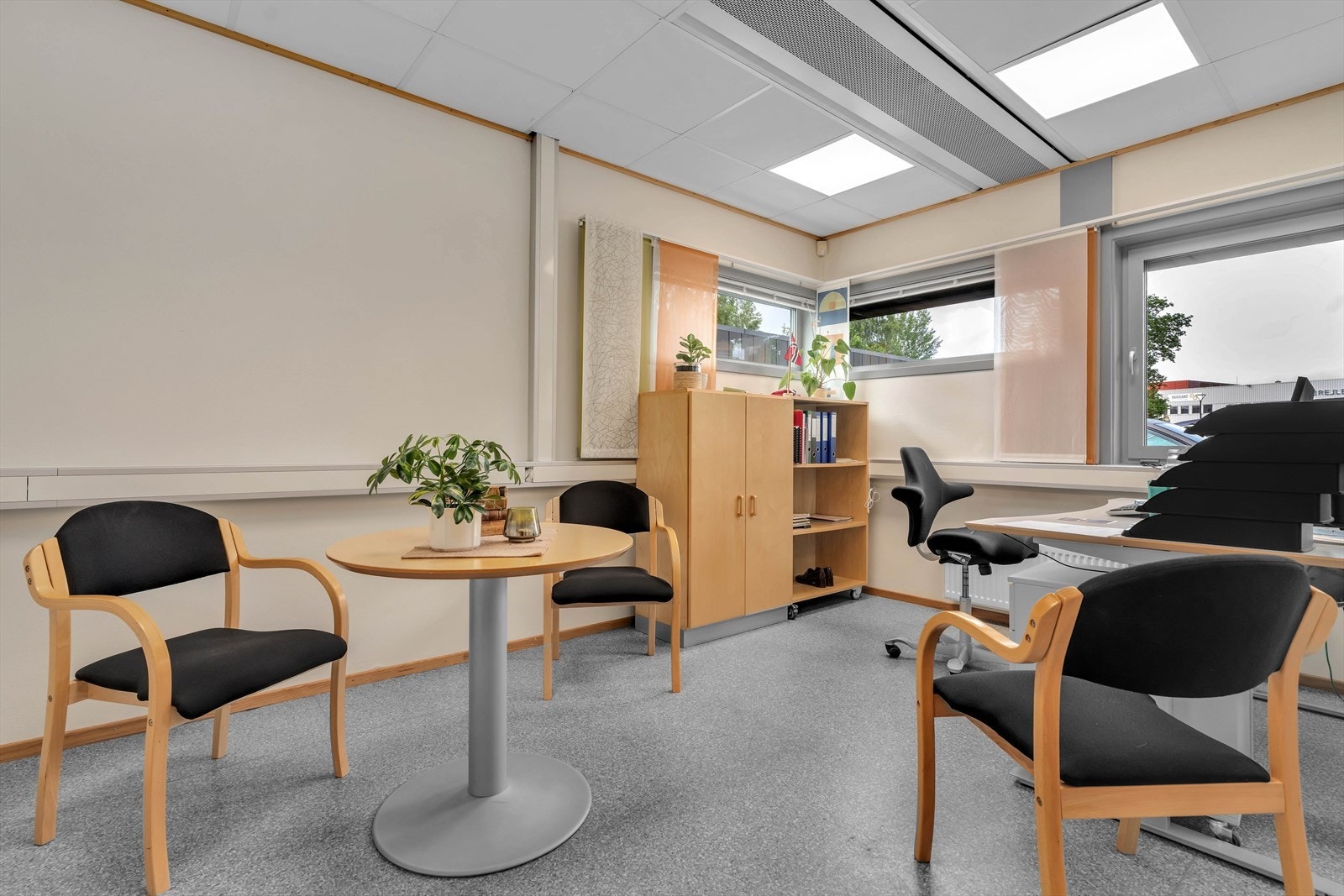 Kontorlokaler med cellekontorer og mulighet for felles kantine - Stoa