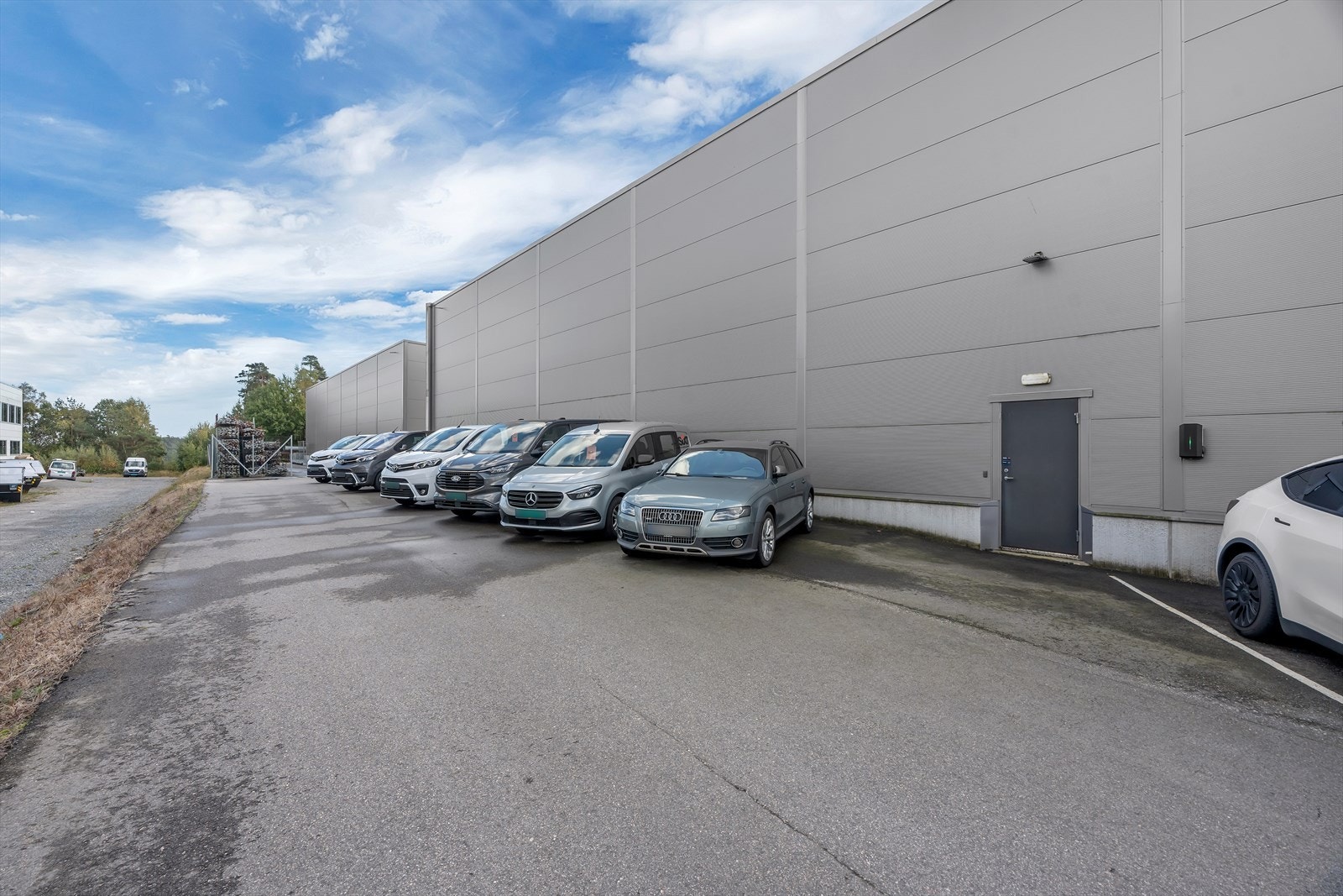Verksted/ logistikkhall for utleie - Egen vaskehall og godt med parkering på utsiden