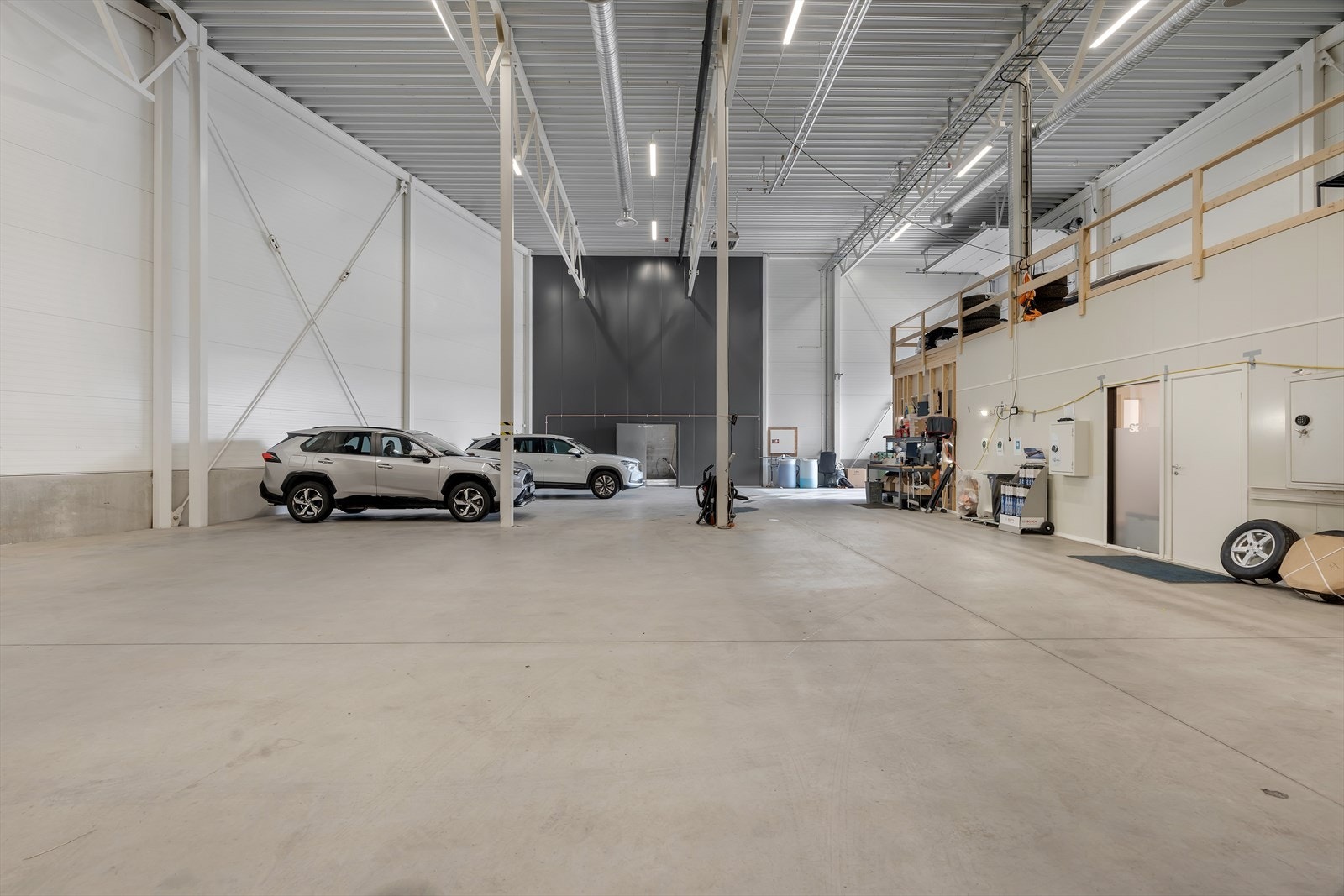 Verksted/ logistikkhall for utleie - Egen vaskehall og godt med parkering på utsiden