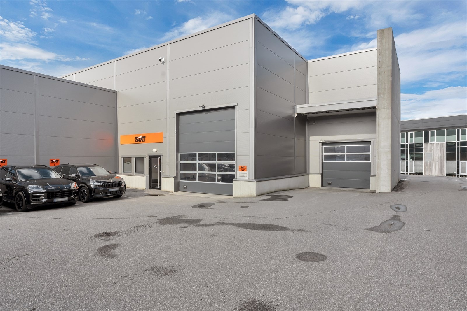 Verksted/ logistikkhall for utleie - Egen vaskehall og godt med parkering på utsiden