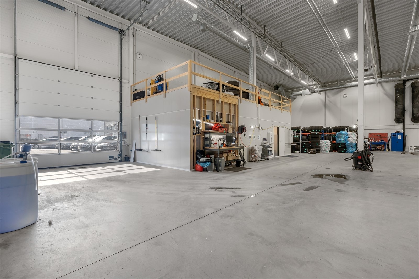Verksted/ logistikkhall for utleie - Egen vaskehall og godt med parkering på utsiden