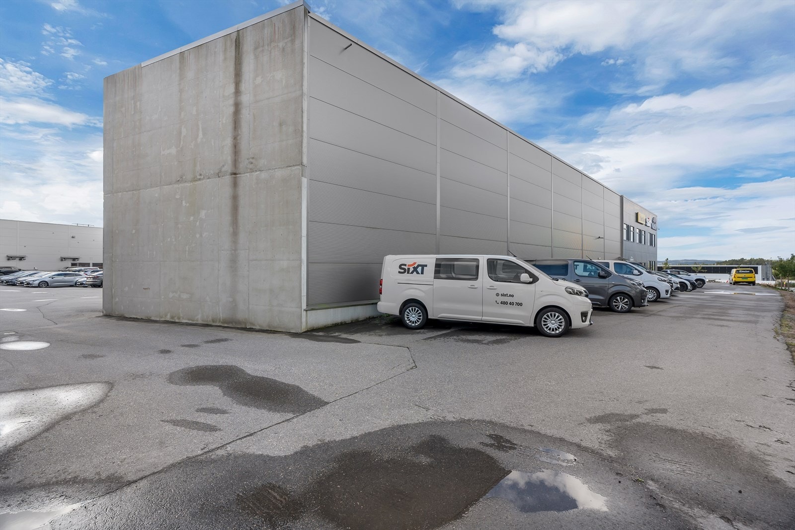 Verksted/ logistikkhall for utleie - Egen vaskehall og godt med parkering på utsiden