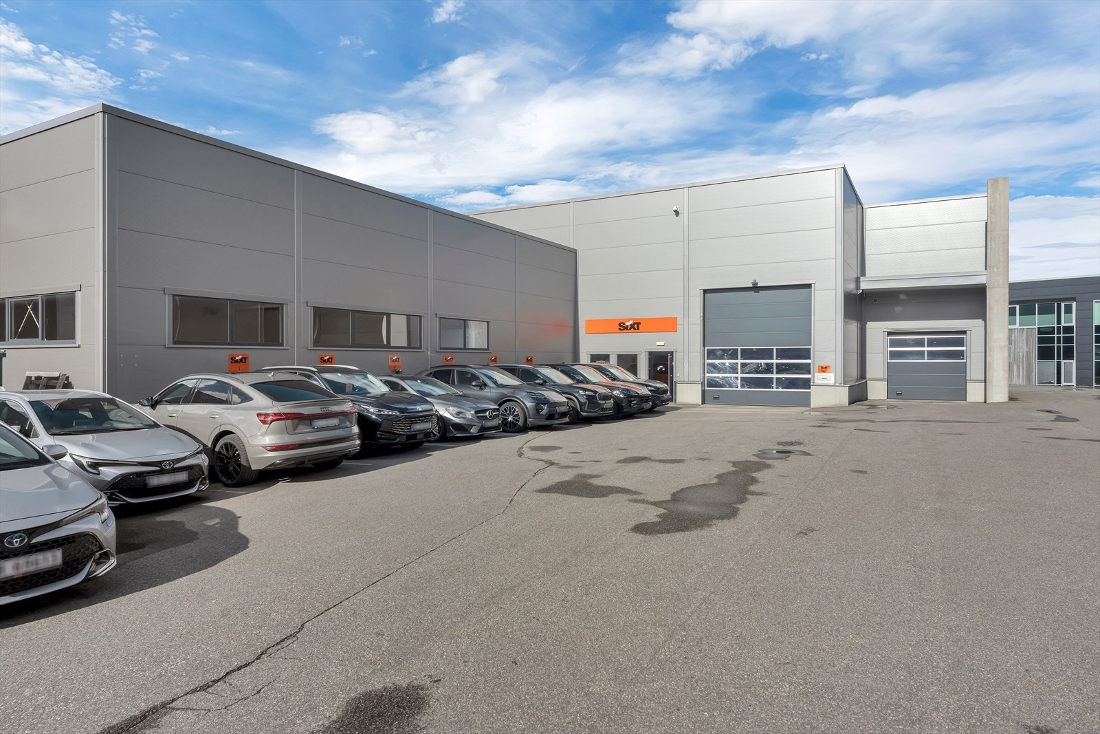 Verksted/ logistikkhall for utleie - Egen vaskehall og godt med parkering på utsiden