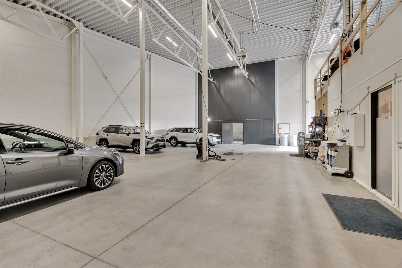 Verksted/ logistikkhall for utleie - Egen vaskehall og godt med parkering på utsiden