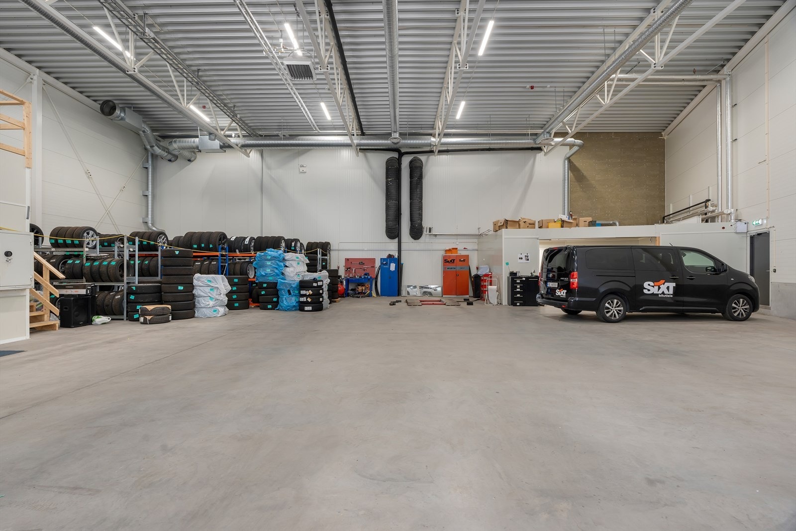 Verksted/ logistikkhall for utleie - Egen vaskehall og godt med parkering på utsiden
