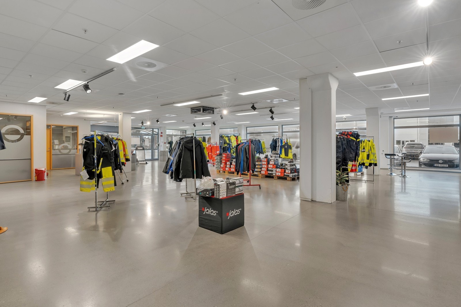 Butikk/showroom/lager på 870 kvm BTA til leie i Sørlandsparken
