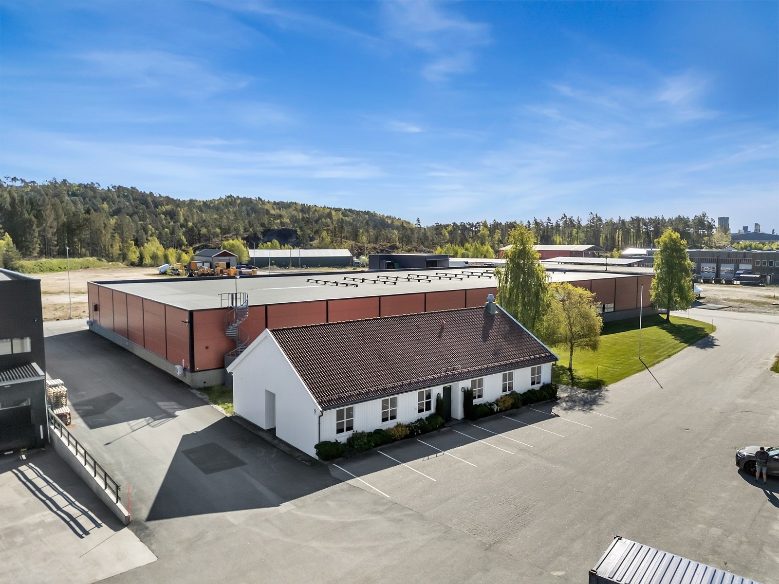 Produksjon-/lagerbygg på 2.650 kvm BTA med tilhørende kontor-/adminbygg - Storemyrsletta