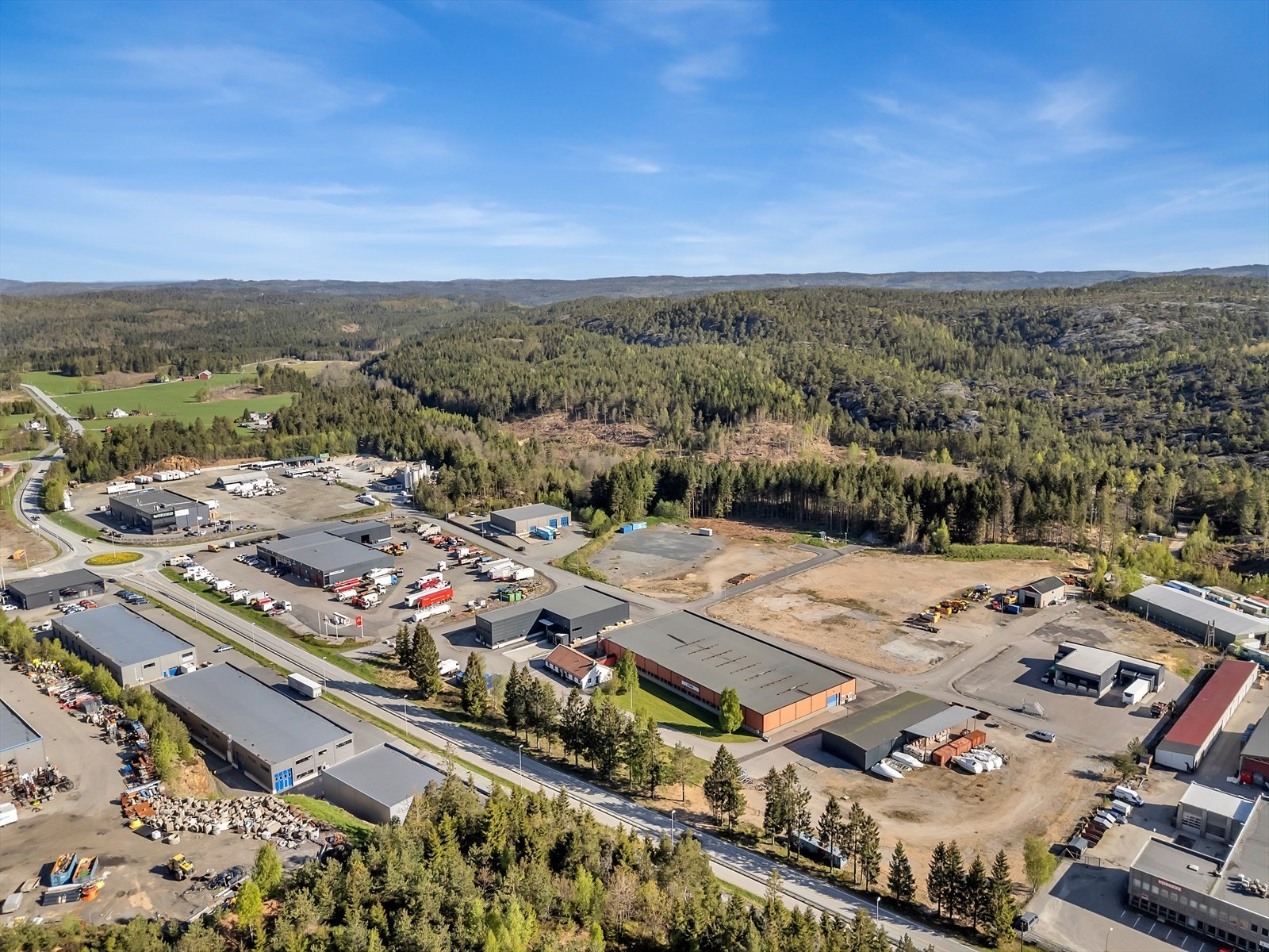 Produksjon-/lagerbygg på 2.650 kvm BTA med tilhørende kontor-/adminbygg - Storemyrsletta