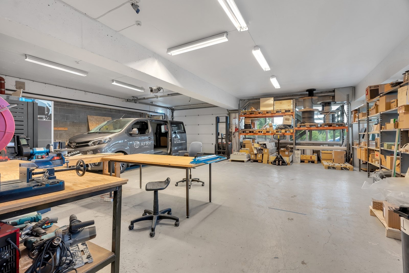 Ca 500 m2 BTA kontor med god standard til leie | Verksted/ lager ca 500 m2 BTA | Godt med parkering