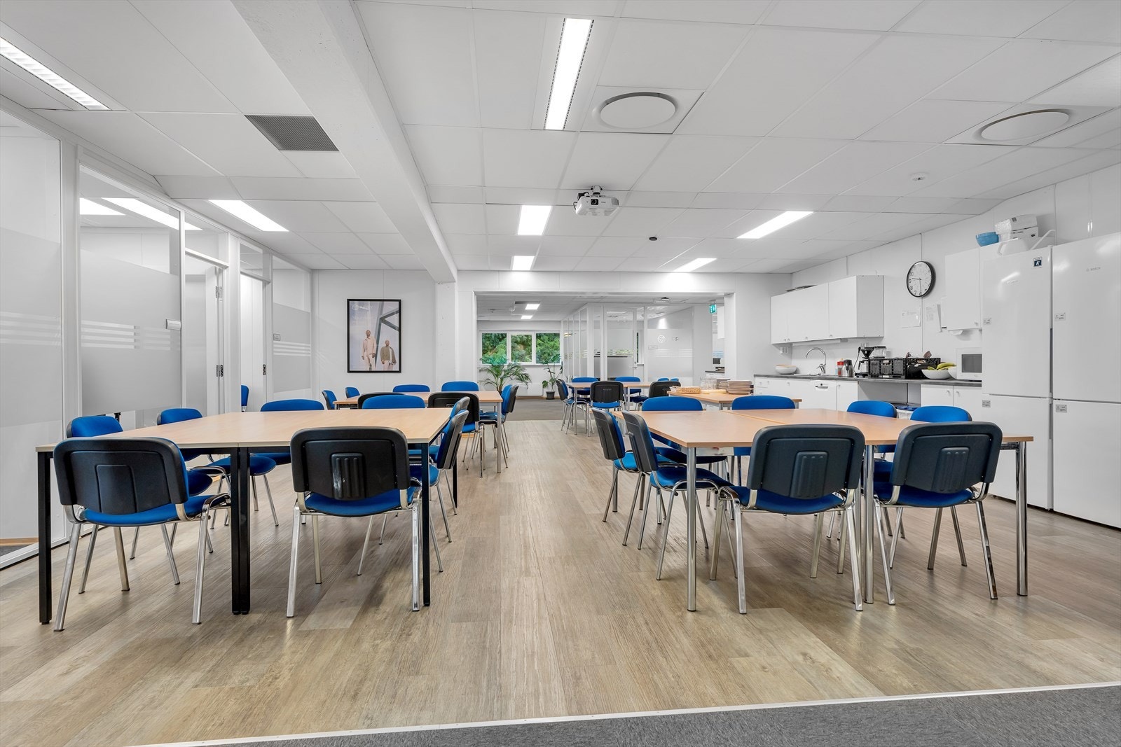 Ca 500 m2 BTA kontor med god standard til leie | Verksted/ lager ca 500 m2 BTA | Godt med parkering