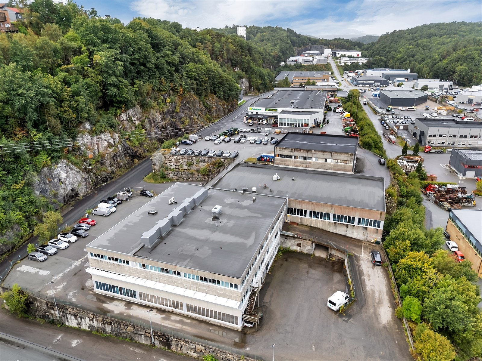 Ca 500 m2 BTA kontor med god standard til leie | Verksted/ lager ca 500 m2 BTA | Godt med parkering