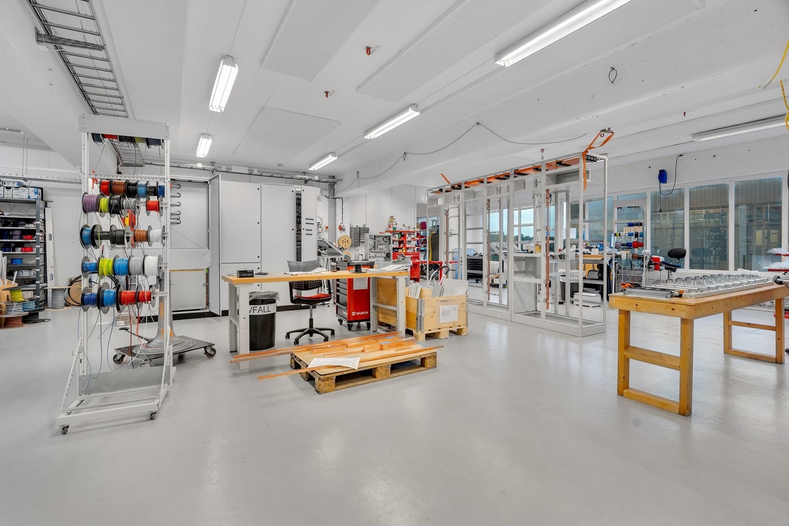 Ca 500 m2 BTA kontor med god standard til leie | Verksted/ lager ca 500 m2 BTA | Godt med parkering