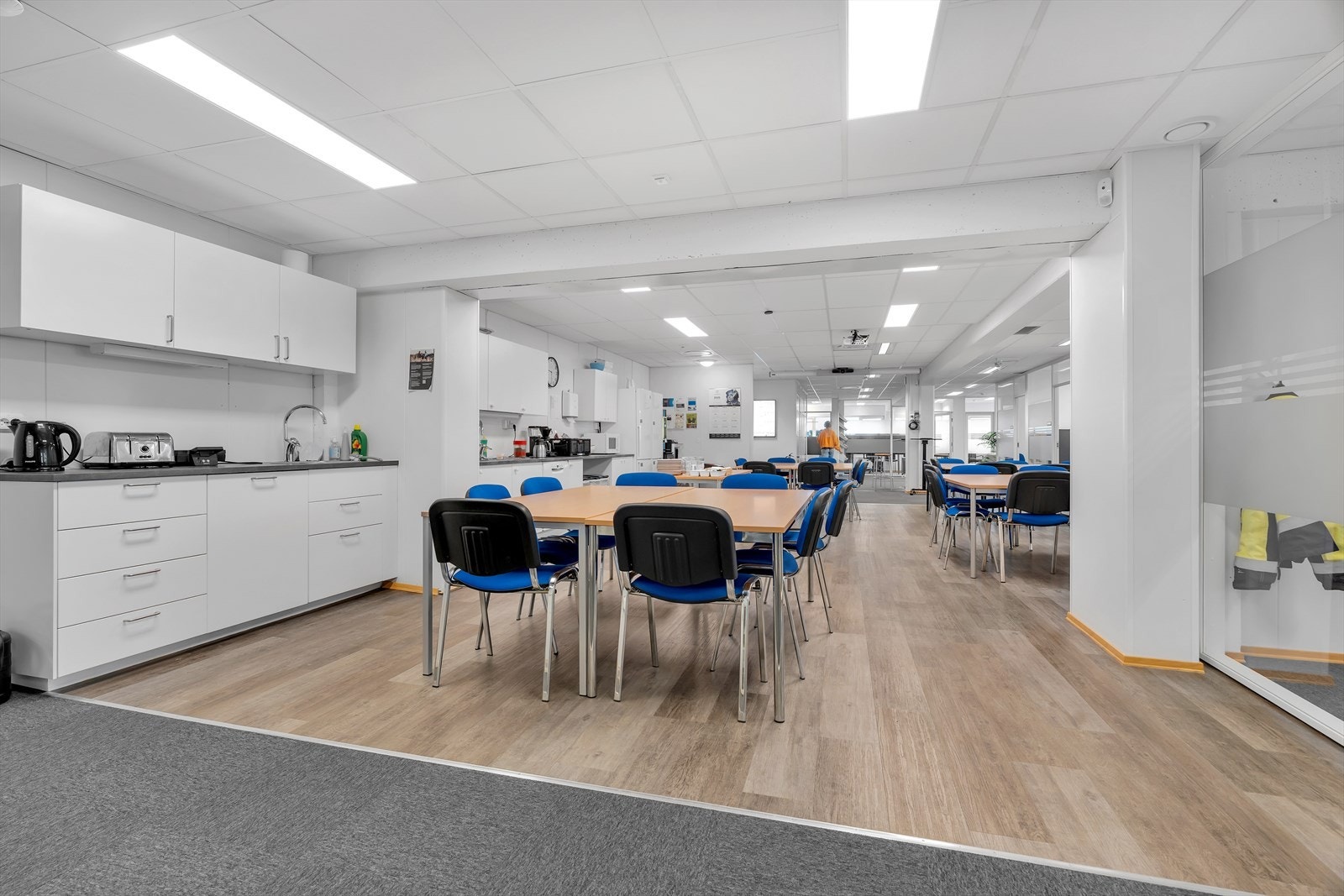 Ca 500 m2 BTA kontor med god standard til leie | Verksted/ lager ca 500 m2 BTA | Godt med parkering