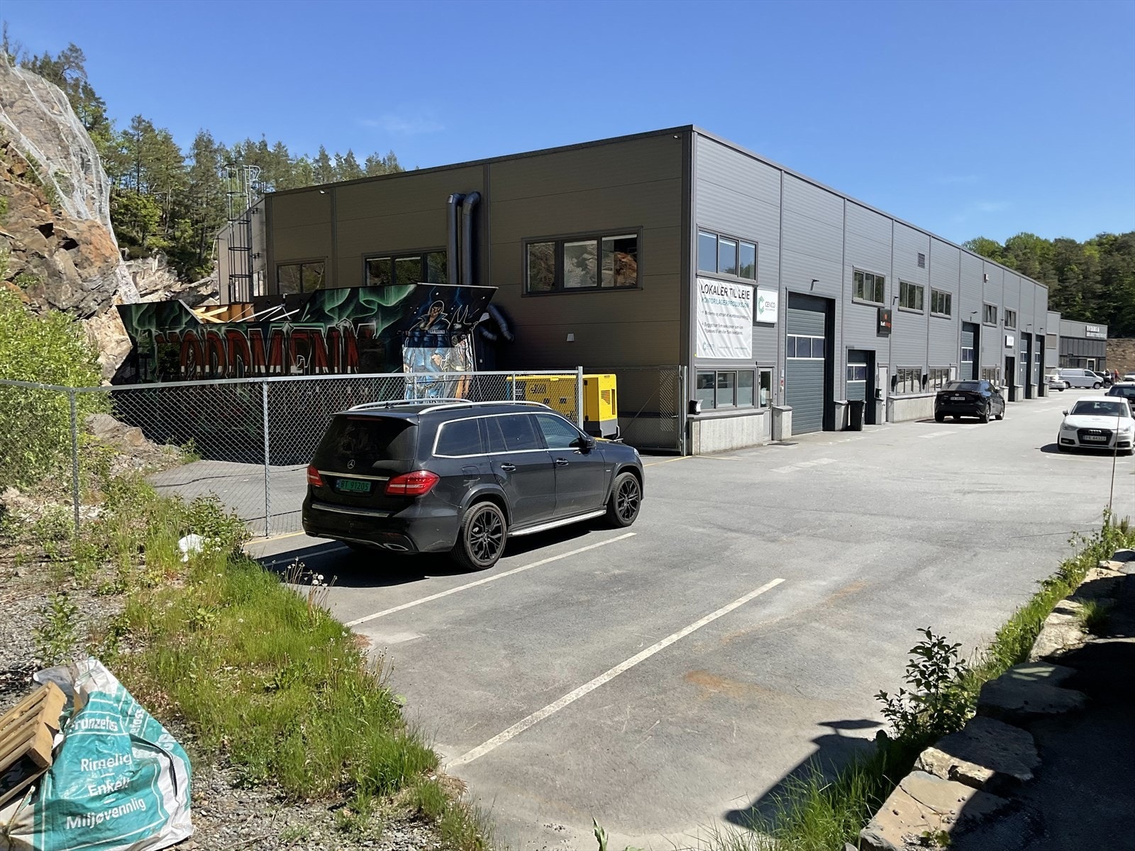 Kombinasjonslokale med verksted/ produksjon/ lagerhall og kontor - Godt med parkering