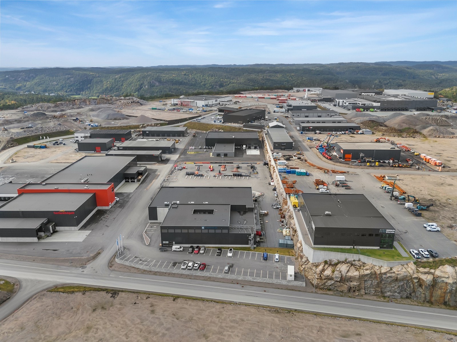 2 cellekontor med utelagringsmuligheter på 1,4 mål i nyere bygg- Mjåvann