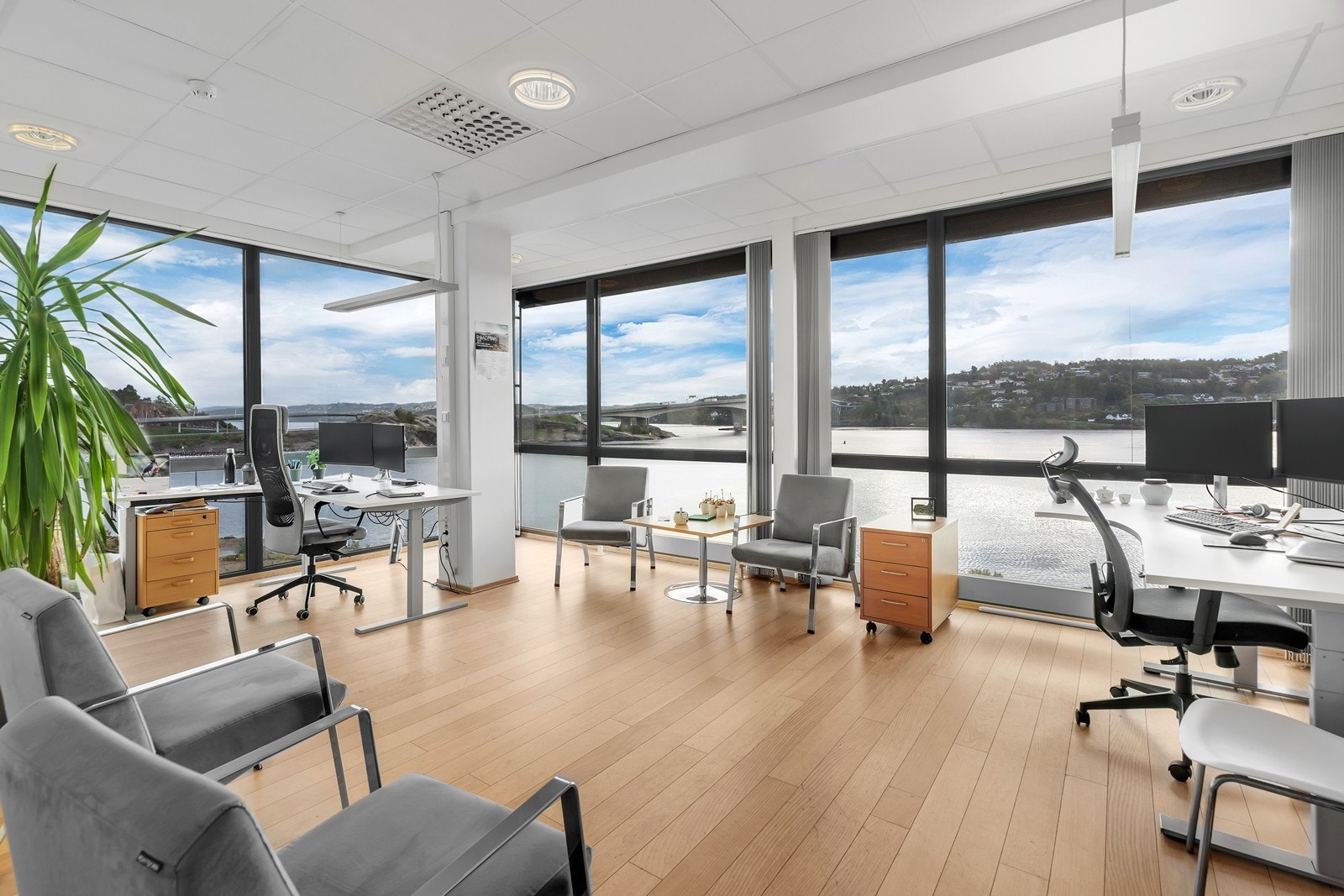 Fleksible og trivelige lokaler med sjøutsikt med sentral beliggenhet øst for byen | P-plasser på taket
