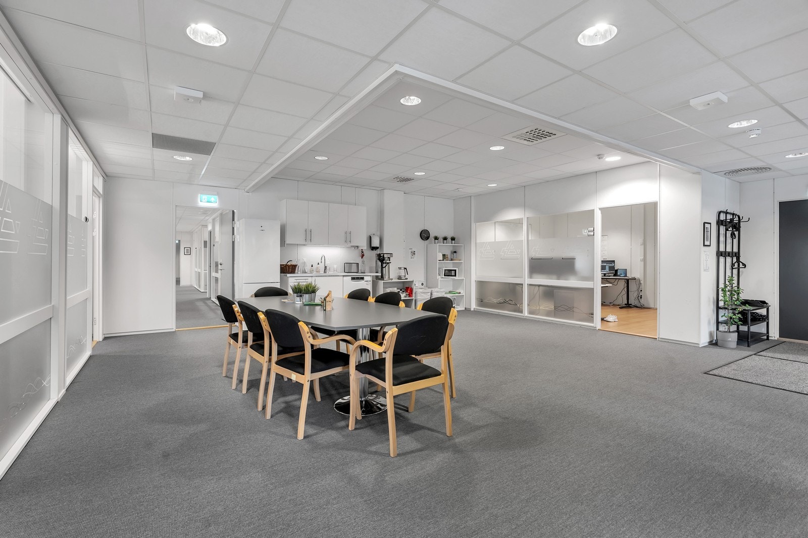 Fleksible og trivelige lokaler med sjøutsikt med sentral beliggenhet øst for byen | P-plasser på taket