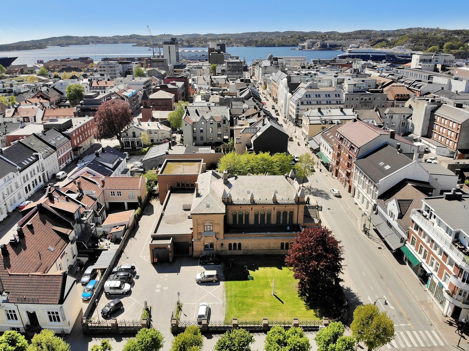 Historisk bygg med utallige muligheter - kontor, møteområder og bevertning. Potensiale for hub!