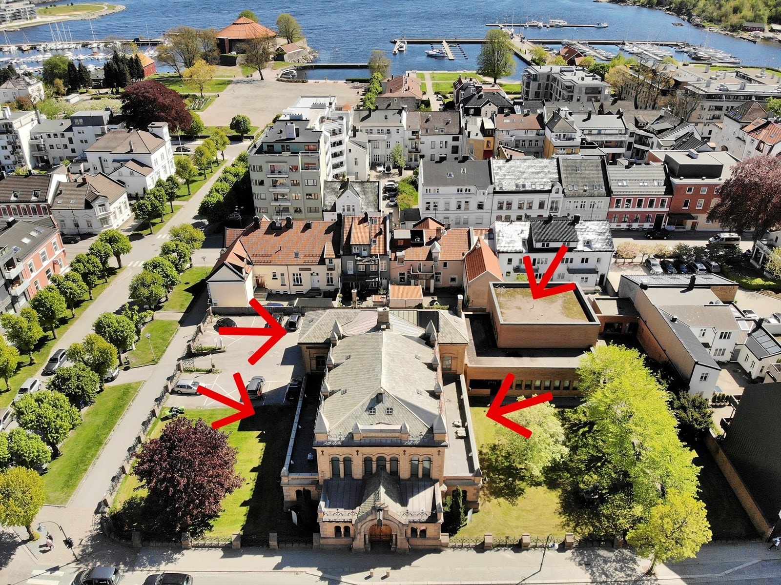 Historisk bygg med utallige muligheter - kontor, møteområder og bevertning. Potensiale for hub!