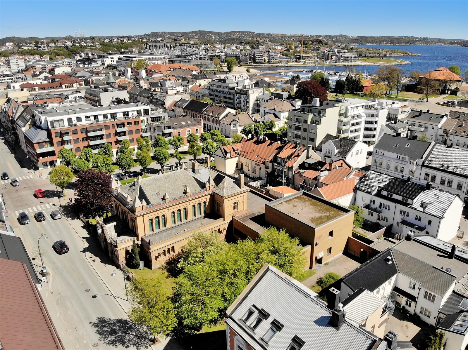 Historisk bygg med utallige muligheter - kontor, møteområder og bevertning. Potensiale for hub!