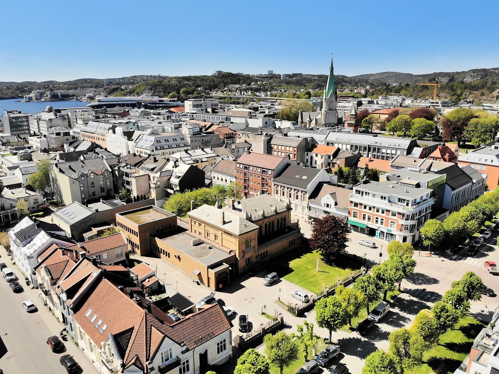 Historisk bygg med utallige muligheter - kontor, møteområder og bevertning. Potensiale for hub!