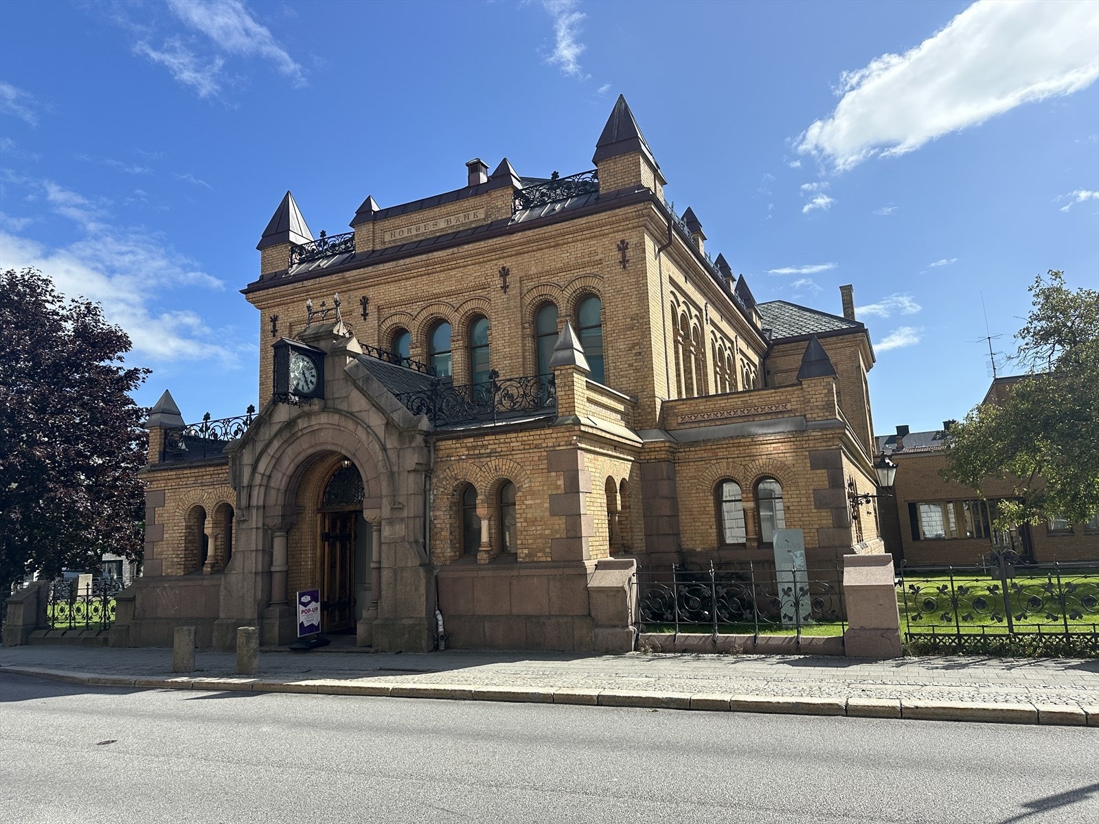 Historisk bygg med utallige muligheter - kontor, møteområder og bevertning. Potensiale for hub!
