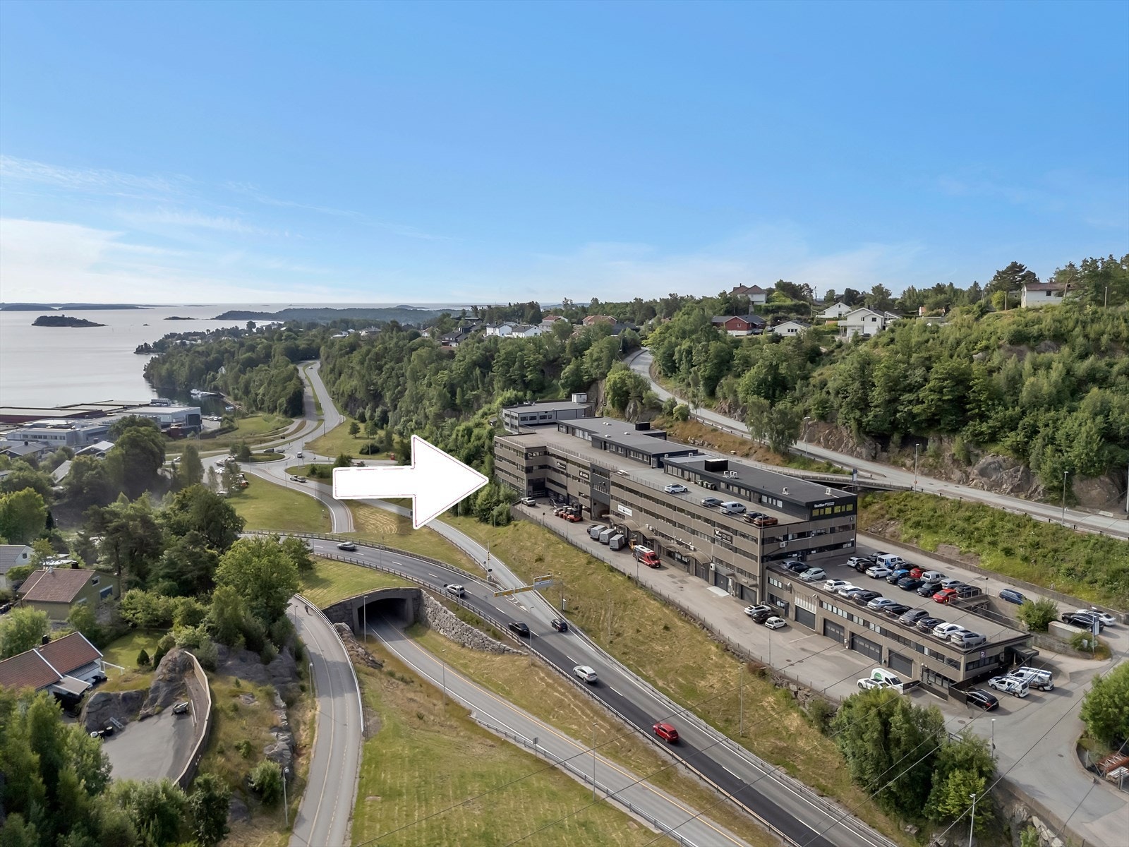 Kombinasjonseiendom med kontor og lager. 2 seksjoner, selges samlet eller hver for seg.
