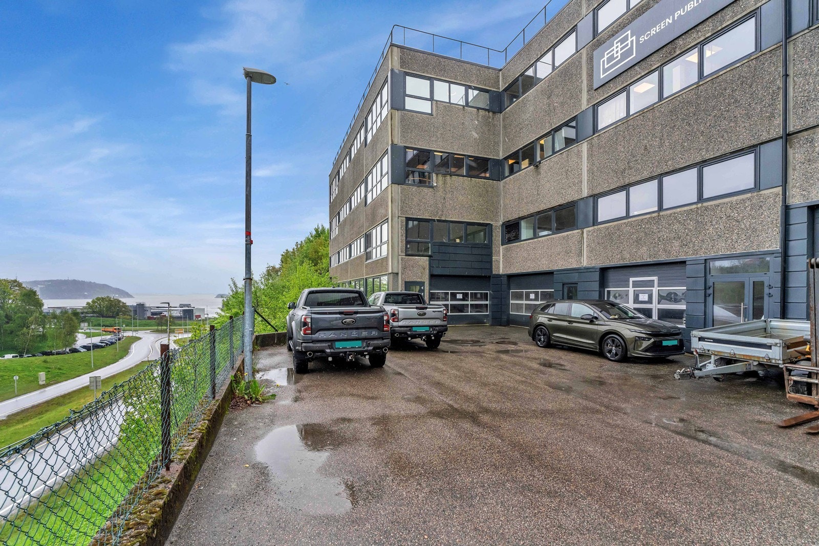 Kombinasjonseiendom med kontor og lager. 2 seksjoner, selges samlet eller hver for seg.