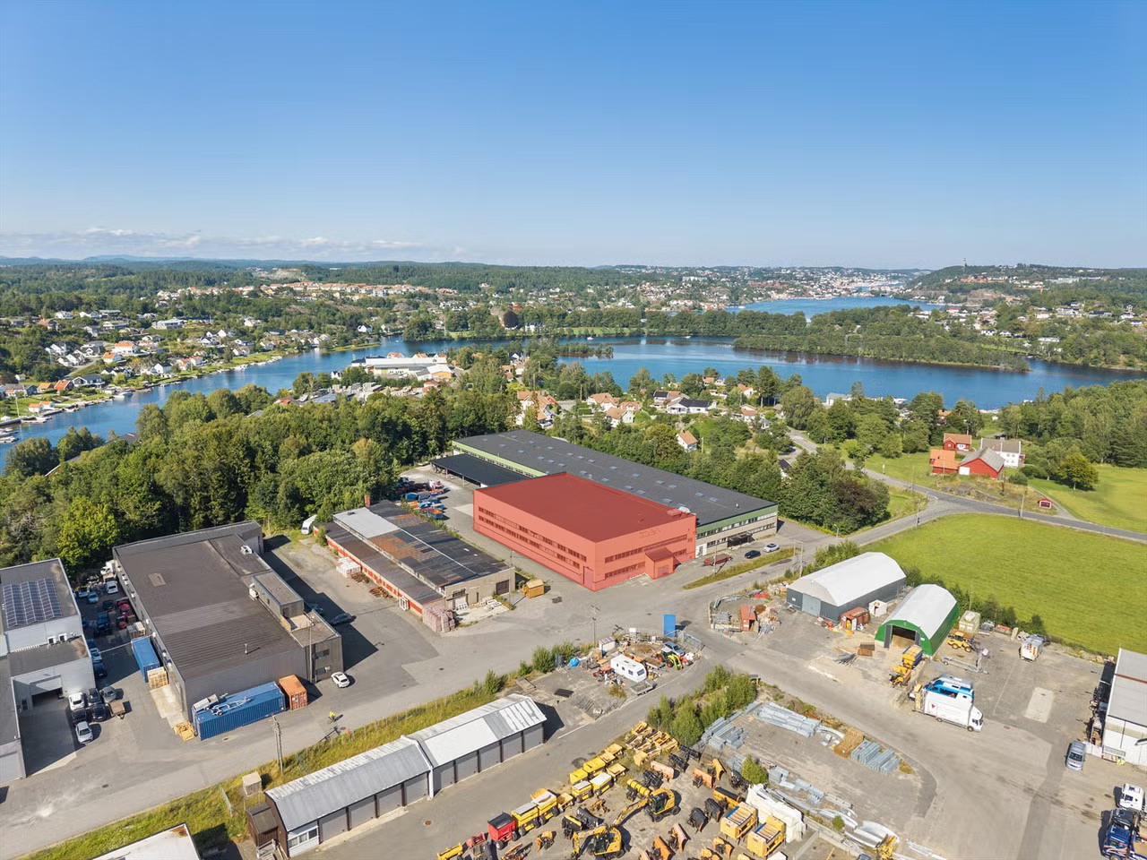 Velholdt industrihall med gode fasiliteter og utviklingspotensial
