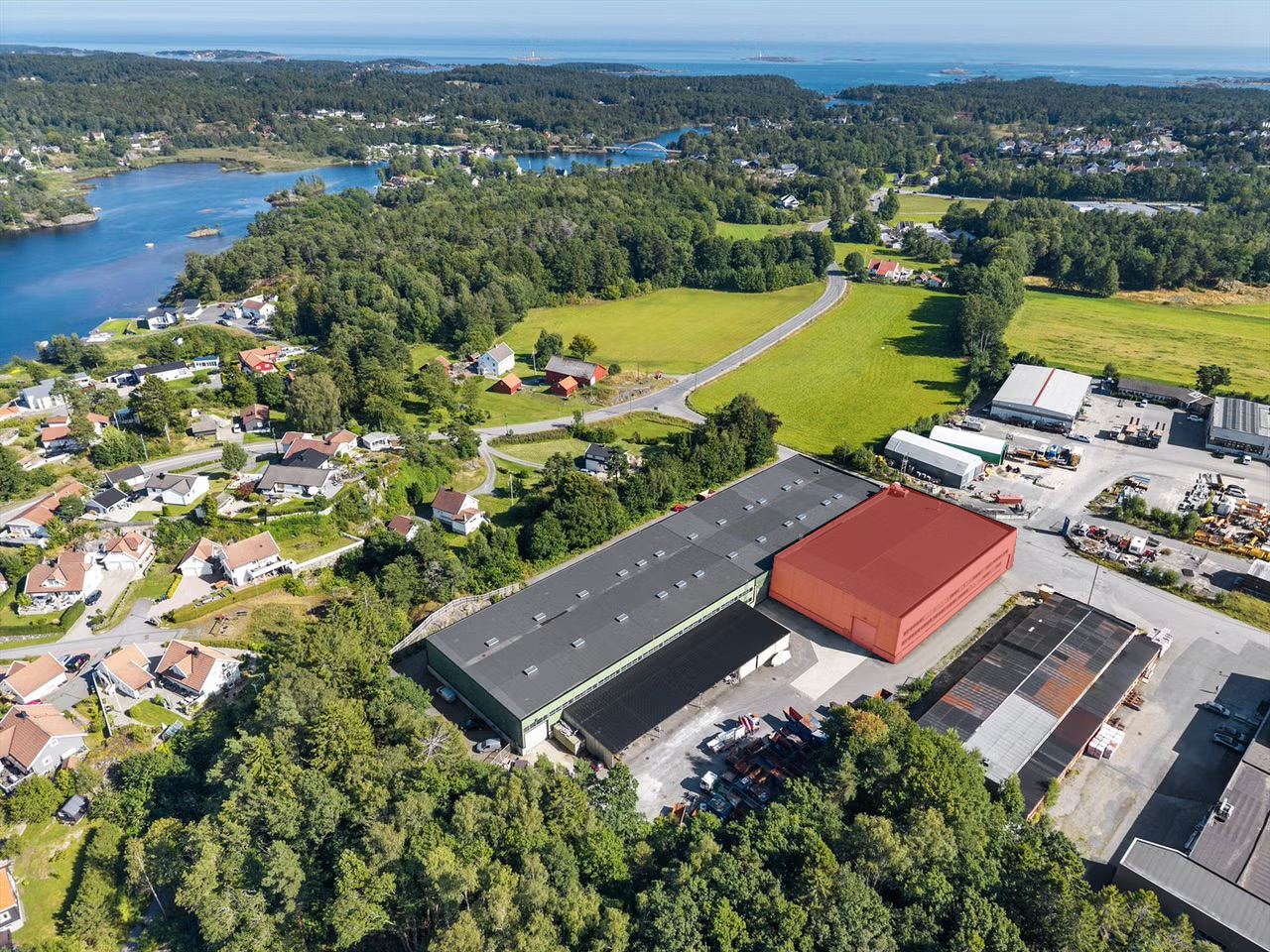 Velholdt industrihall med gode fasiliteter og utviklingspotensial