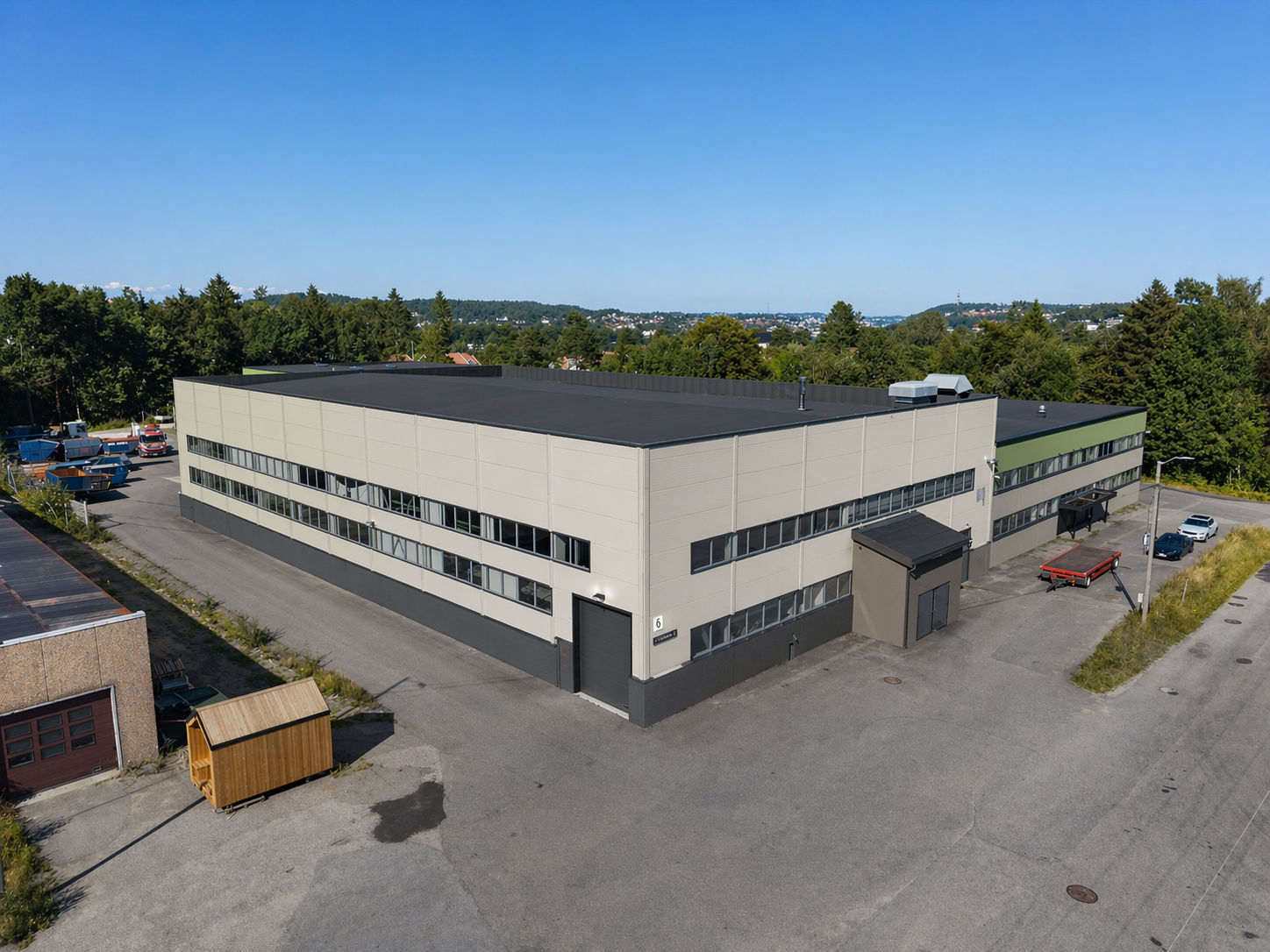 Velholdt industrihall med gode fasiliteter og utviklingspotensial
