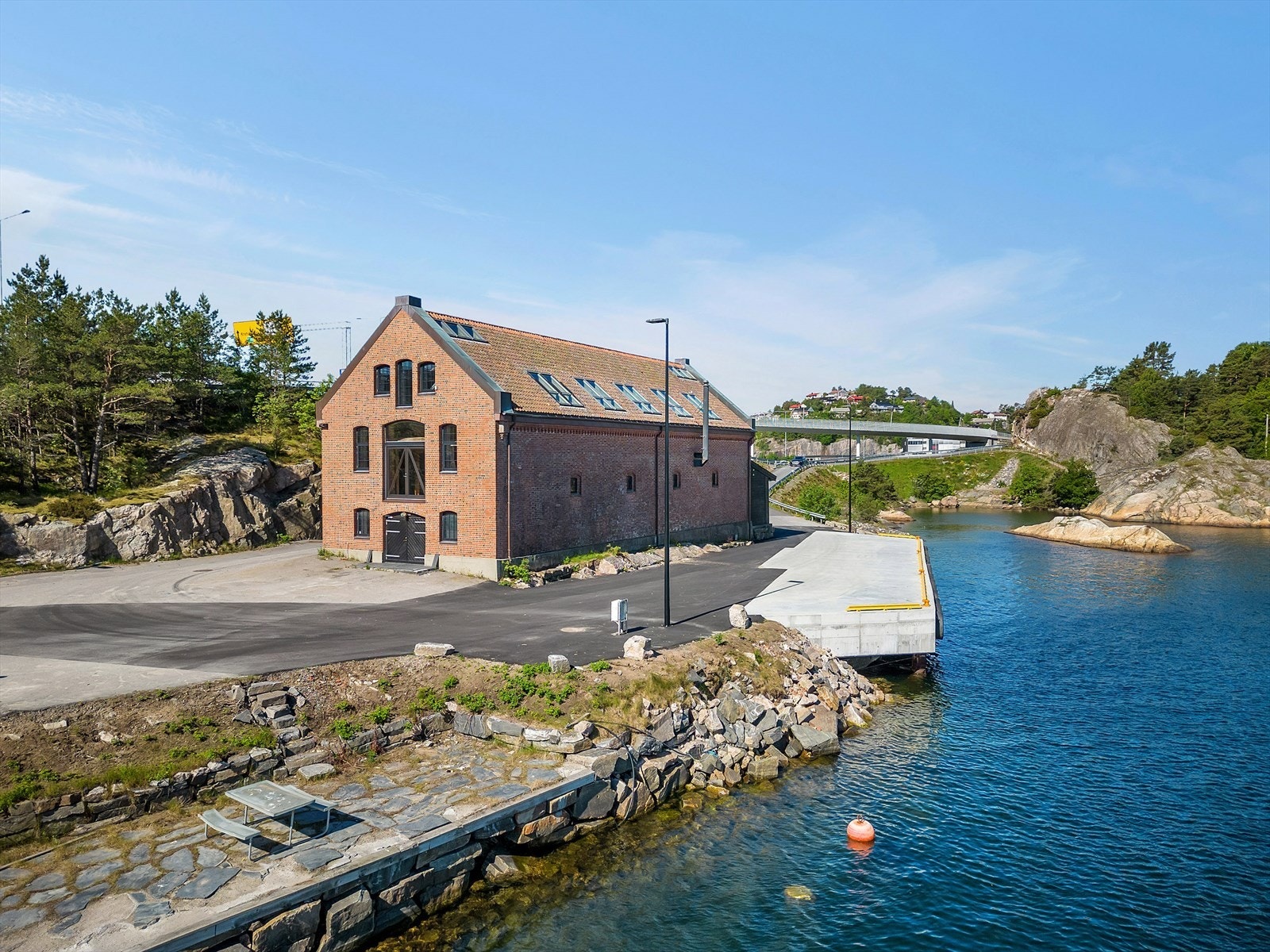 Krutthuset - Unik eiendom med industrikai, rett ved E18
