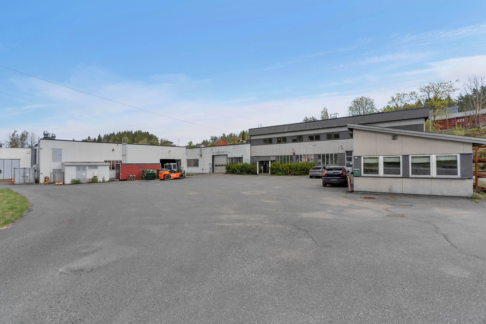 Brokelandsheia - Industrieiendom med store produksjons- og lagerarealer, traverskraner og utviklingspotensial
