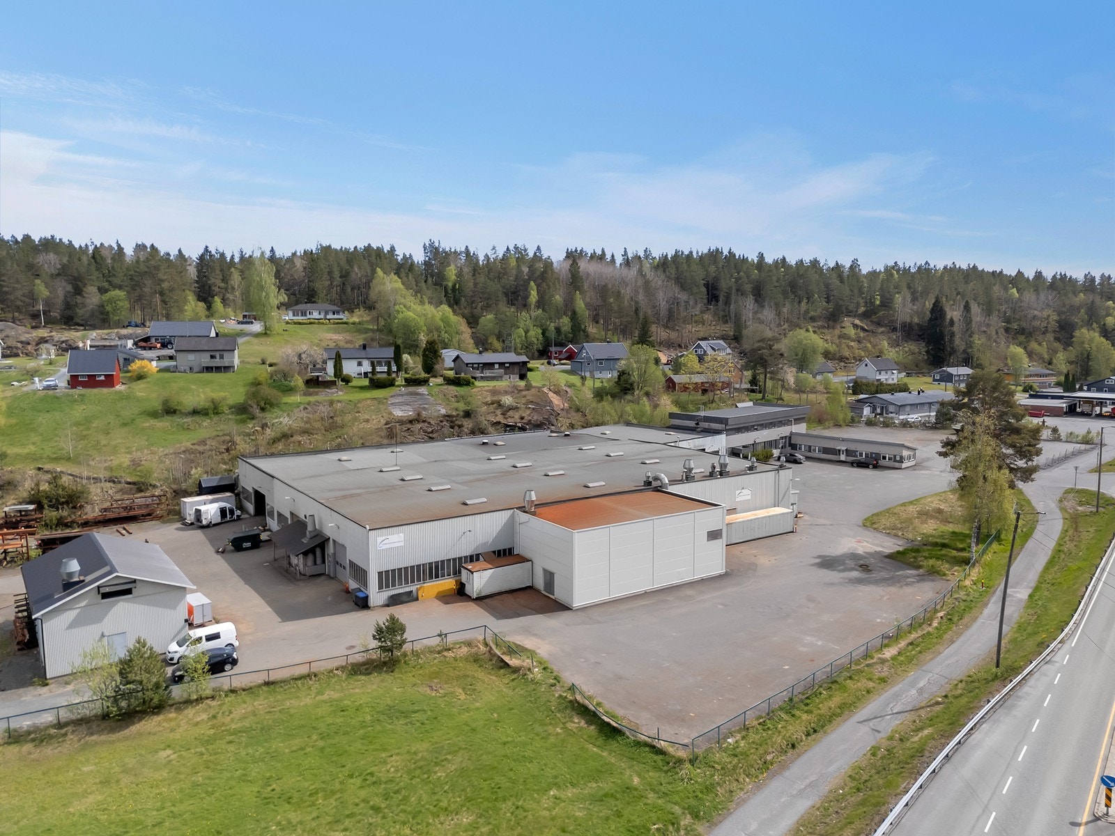 Brokelandsheia - Industrieiendom med store produksjons- og lagerarealer, traverskraner og utviklingspotensial