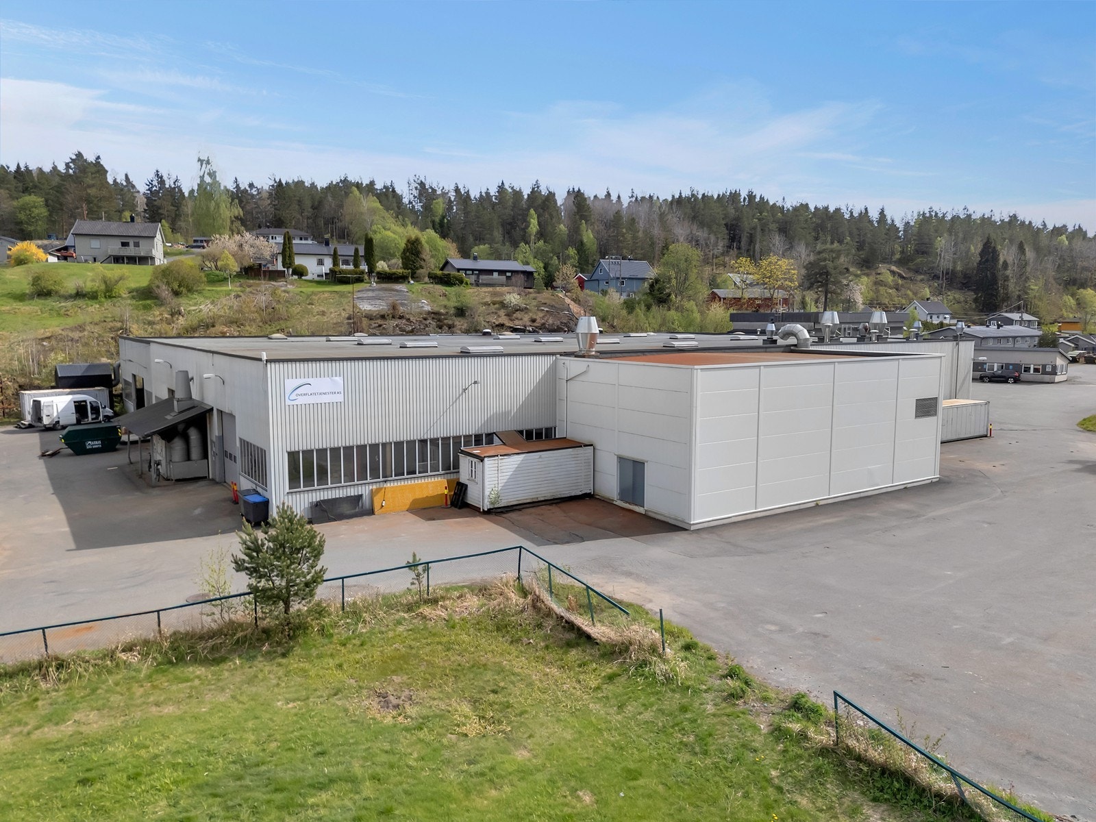 Brokelandsheia - Industrieiendom med store produksjons- og lagerarealer, traverskraner og utviklingspotensial