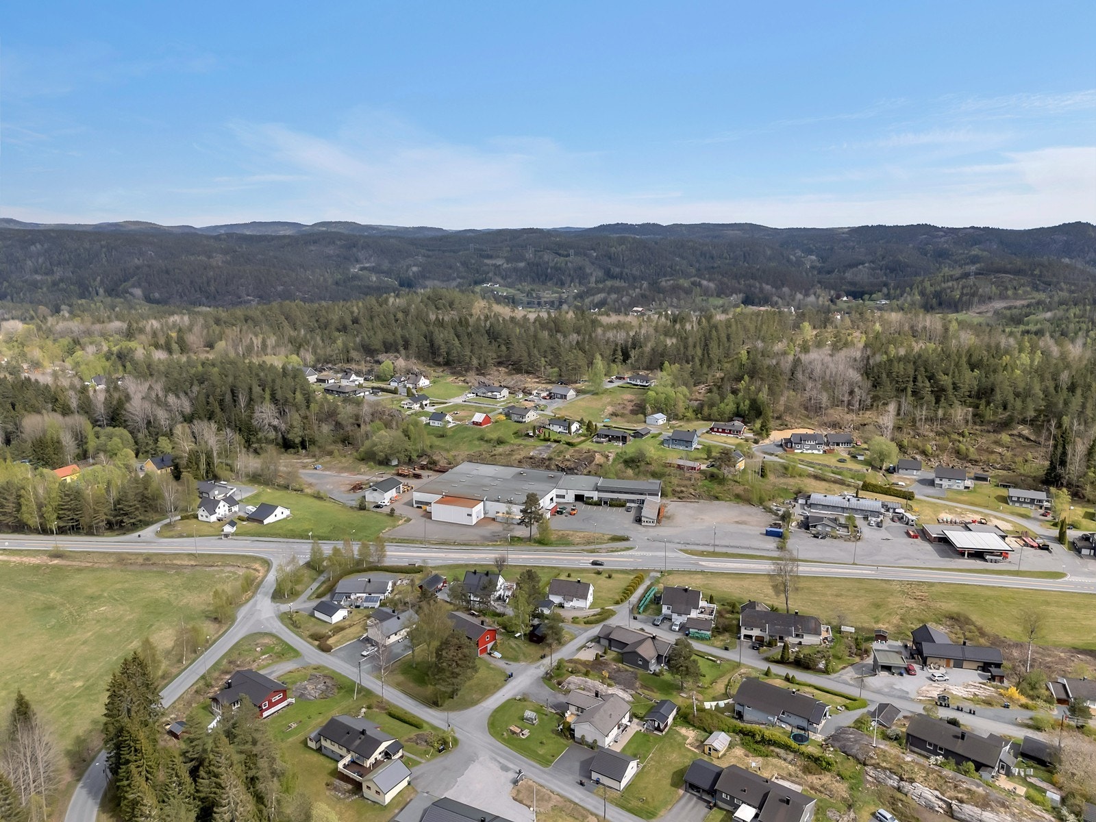 Brokelandsheia - Industrieiendom med store produksjons- og lagerarealer, traverskraner og utviklingspotensial