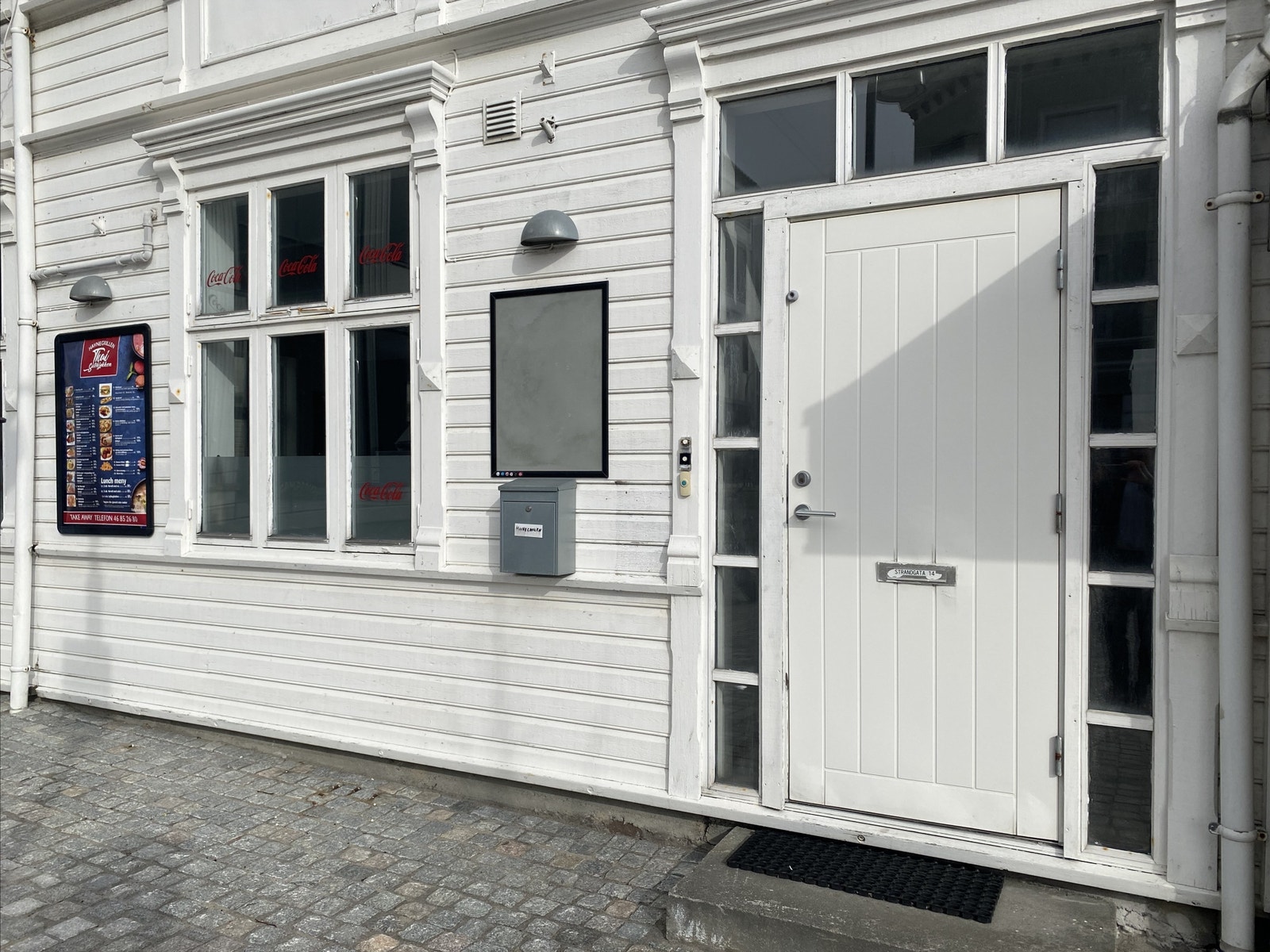 Fullt utleid - Næring kombinert med 2 leiligheter i Farsund sentrum