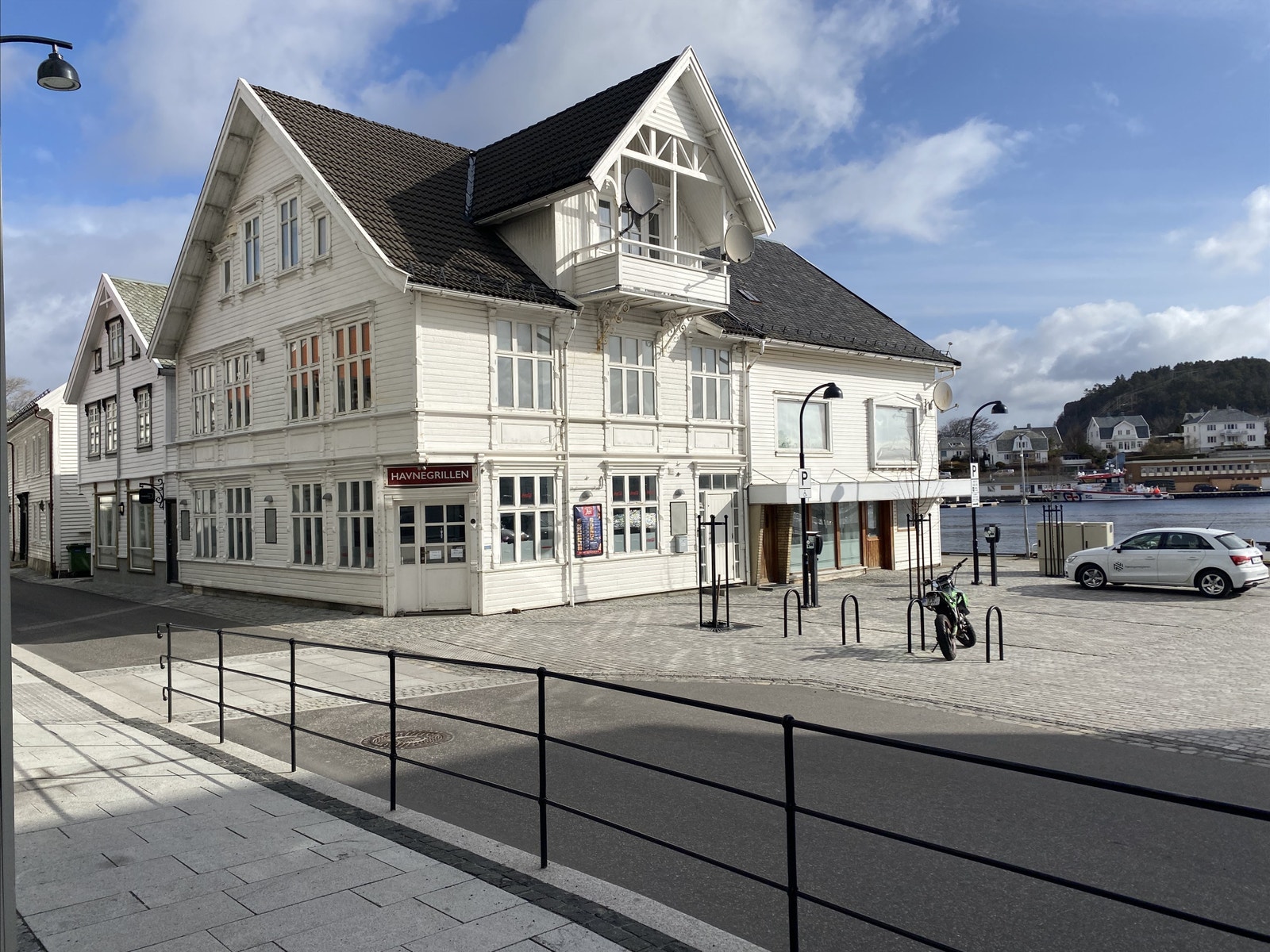 Fullt utleid - Næring kombinert med 2 leiligheter i Farsund sentrum