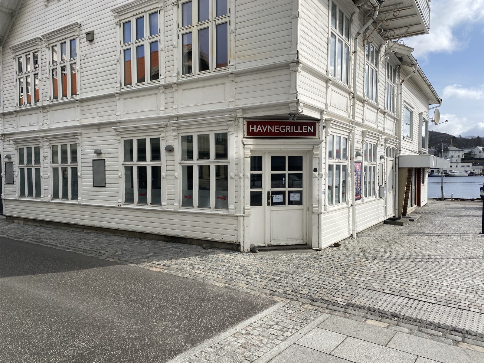 Fullt utleid - Næring kombinert med 2 leiligheter i Farsund sentrum