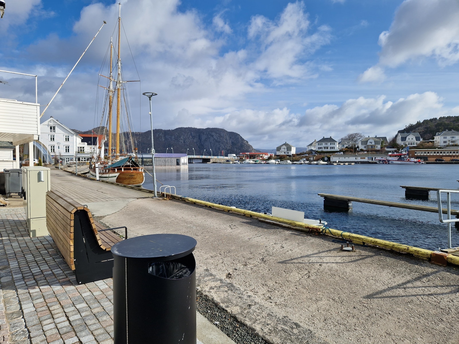 Fullt utleid - Næring kombinert med 2 leiligheter i Farsund sentrum