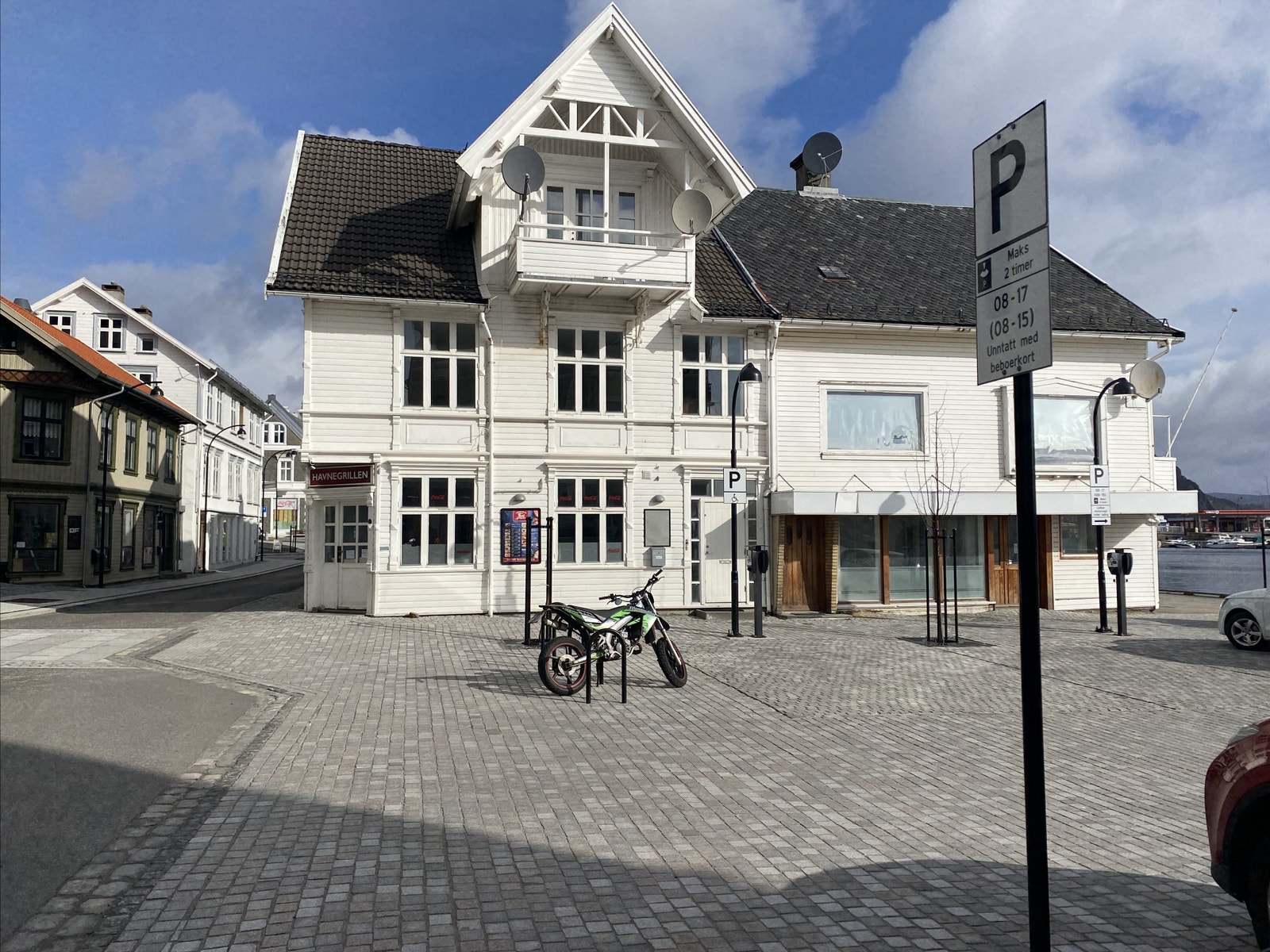 Fullt utleid - Næring kombinert med 2 leiligheter i Farsund sentrum