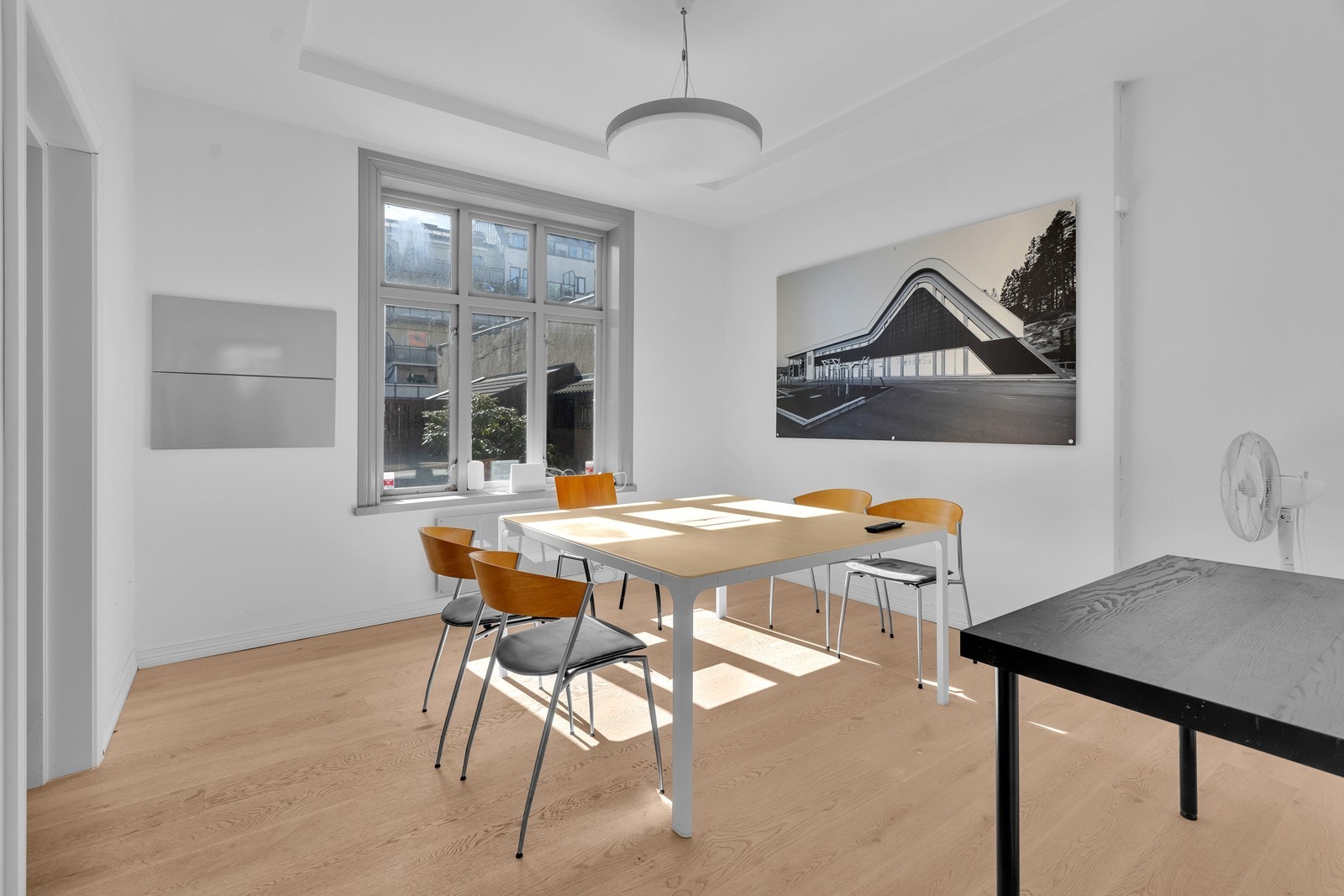 Hel bygård med kontorlokaler og leilighet - sentralt ved Rådhuskvartalet og Markens.
