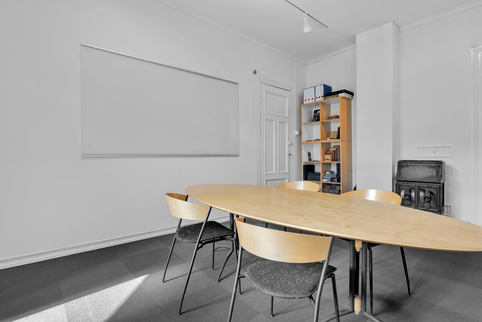 Hel bygård med kontorlokaler og leilighet - sentralt ved Rådhuskvartalet og Markens.