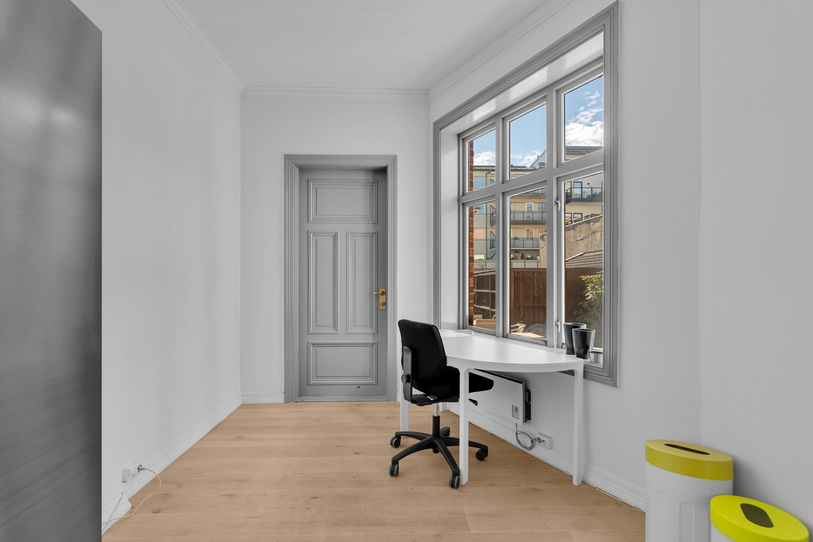 Hel bygård med kontorlokaler og leilighet - sentralt ved Rådhuskvartalet og Markens.